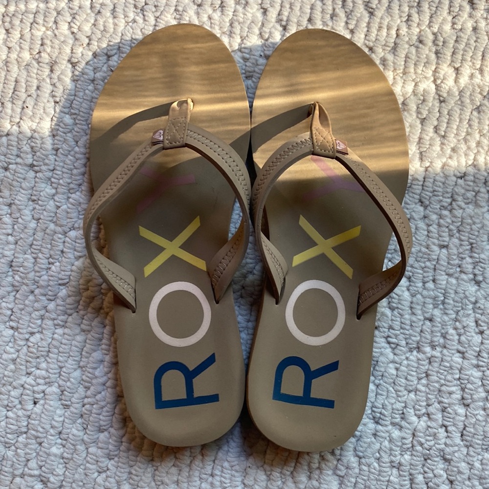 ❌ SOLD ❌ EUC Roxy tan flip flops
